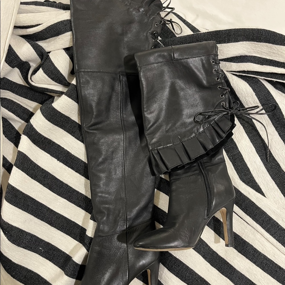 STUNNING Over (or below) the knee lace up boots!💕